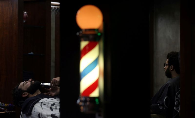 &copy; Reuters. Homem tem a barba feita em barbearia de São Paulon11/03/2017 REUTERS/Paulo Whitaker