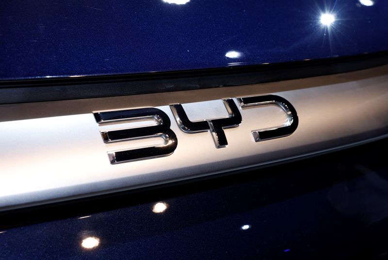 © Reuters. FILE PHOTO: A view of the logo of BYD during the launch of the BYD eMAX 7, an electric MPV by Chinese car and battery maker BYD, in New Delhi, India, October 8, 2024. REUTERS/Priyanshu Singh/File Photo