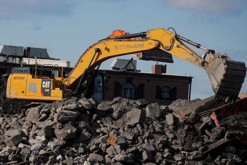 &copy; Reuters. Un escavatore Caterpillar (Cat) al lavoro in un cantiere vicino al porto di New York a Brooklyn, New York, Stati Uniti, 4 marzo 2021. REUTERS/Brendan McDermid