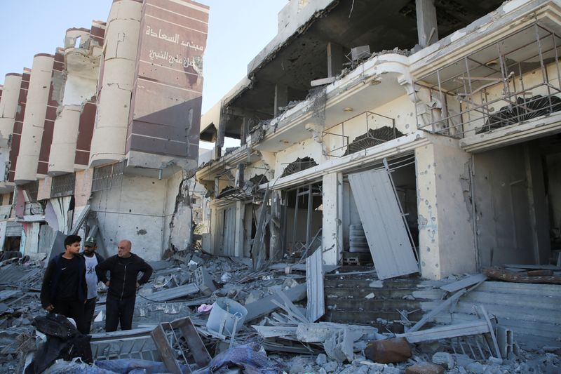 © Reuters. Palestinians inspect the site of an Israeli strike on a house, amid the Israel-Hamas conflict, in Khan Younis in the southern Gaza Strip October 30, 2024. REUTERS/Hatem Khaled