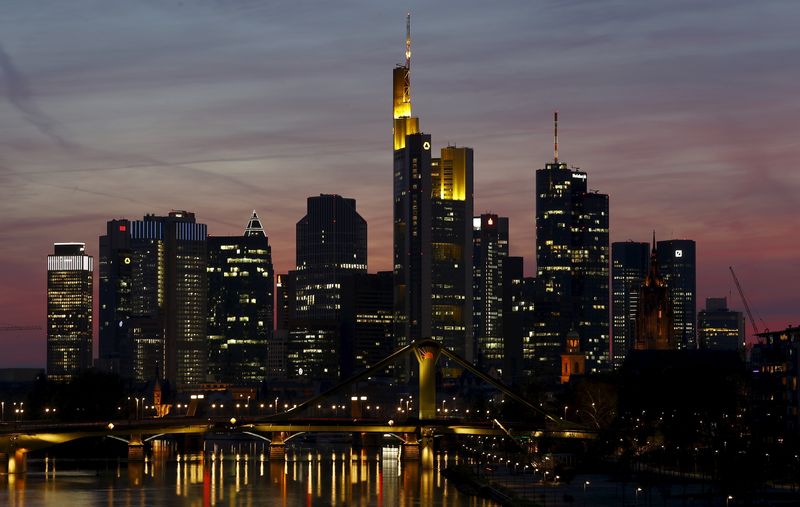 &copy; Reuters. Il famoso skyline con il suo distretto bancario è ritratto a Francoforte nella prima serata del 13 aprile 2015. Il Consiglio direttivo della Banca Centrale Europea si riunirà a Francoforte mercoledì 15 aprile. REUTERS/Kai Pfaffenbach