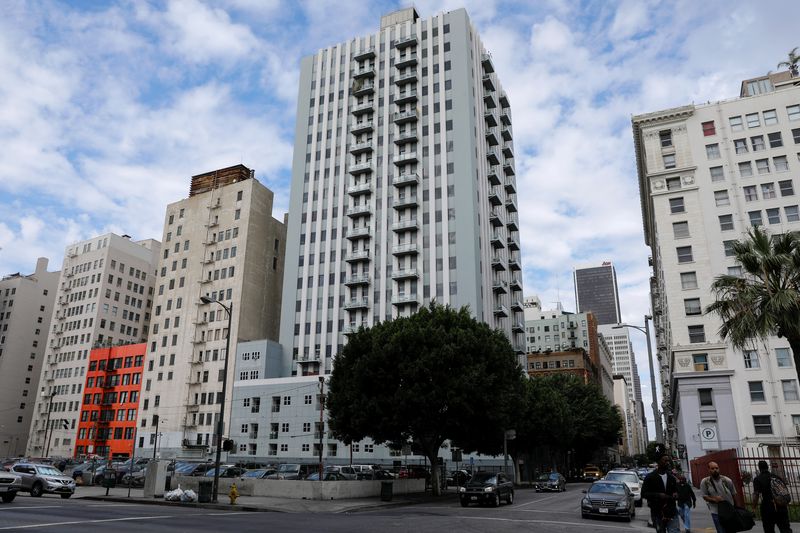 © Reuters. FILE PHOTO: Apartment buildings are shown in downtown Los Angeles, California, U.S. October 2, 2018.   REUTERS/Mike Blake/File Photo