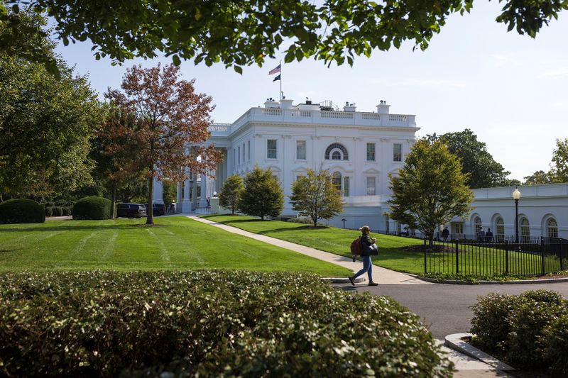 &copy; Reuters. A person walks along the West Wing driveway at The White House in Washington, U.S, October 4, 2024. REUTERS/Tom Brenner/File Photo