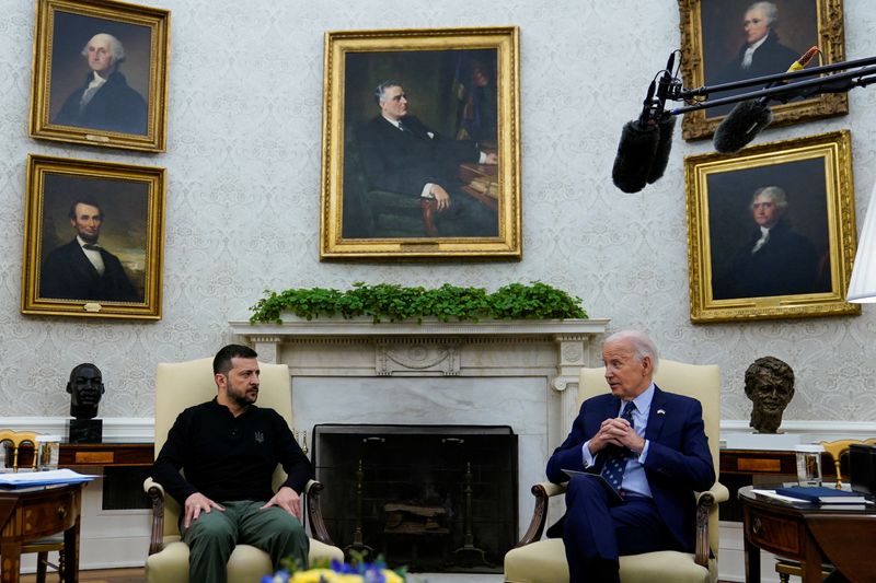 © Reuters. U.S. President Joe Biden meets with Ukraine's President Volodymyr Zelenskiy at the White House in Washington, U.S., September 26, 2024. REUTERS/Elizabeth Frantz/File Photo