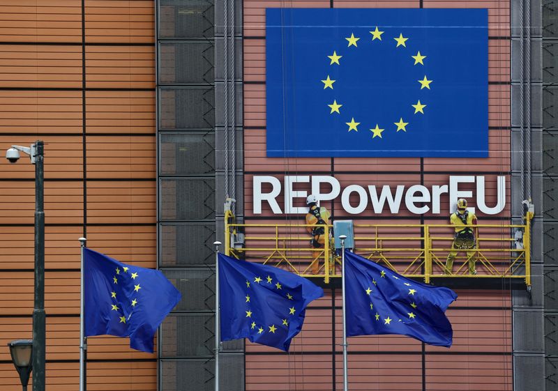 © Reuters. European Union flags flutter outside the EU Commission headquarters in Brussels, Belgium, April 12, 2022. REUTERS/Yves Herman/File Photo