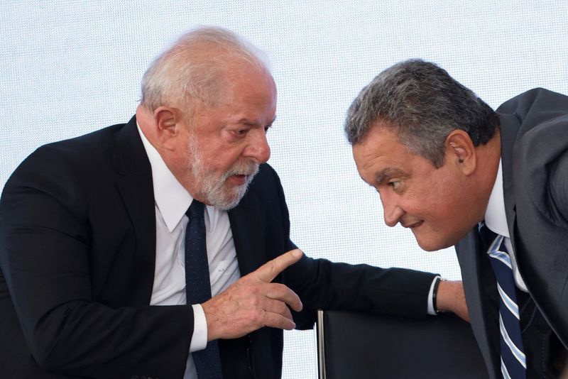 &copy; Reuters. Presidente Luiz Inácio Lula da Silva conversa com o ministro da Casa Civil, Rui Costa, em cerimônia no Palácio do Planalto, em Brasílian15/03/2023nREUTERS/Adriano Machado