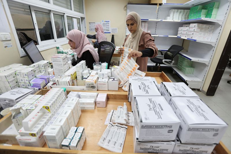 © Reuters. Staff work at a health center run by United Nations Relief and Works Agency (UNRWA), amid the Israel-Hamas conflict, in Deir Al-Balah, in the central Gaza Strip, October 29, 2024. REUTERS/Ramadan Abed   