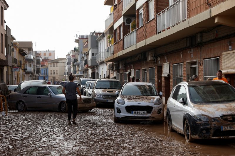 &copy; Reuters. Un uomo osserva i danni causati da piogge torrenziali a Guadassar, nella regione di Valencia, in Spagna. REUTERS/Eva Manez