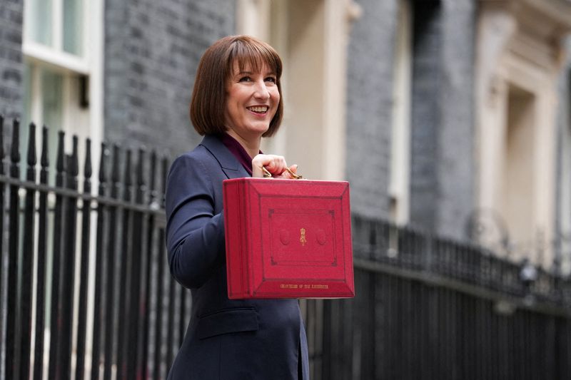 &copy; Reuters. La ministra delle Finanze britannica Rachel Reeves con una valigetta rossa contenente il primo bilancio del governo laburista, a Downing Street a Londra. REUTERS/Maja Smiejkowska  