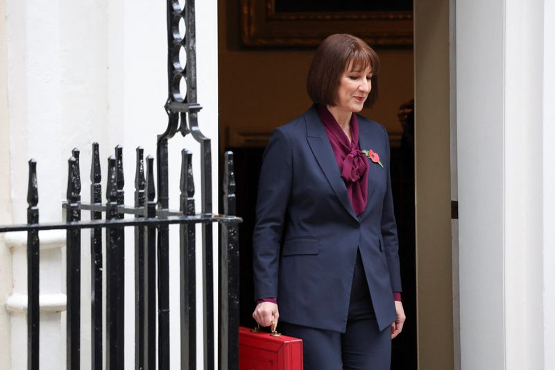 &copy; Reuters. Britain's Chancellor of the Exchequer Rachel Reeves carries the red budget box outside her office on Downing Street in London, Britain October 30, 2024. REUTERS/Suzanne Plunkett