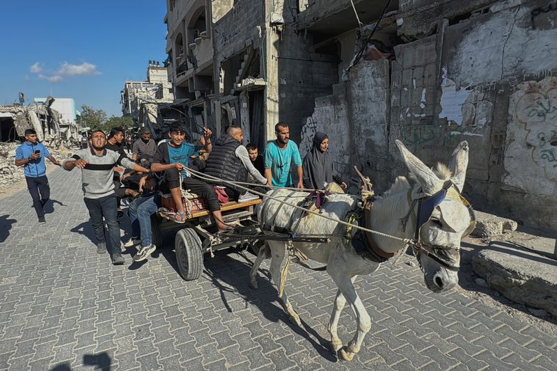 © Reuters. Palestinian transport casualties following an Israeli strike, amid the Israel-Hamas conflict, in Beit Lahiya in the northern Gaza Strip October 30, 2024. REUTERS/Stringer