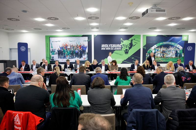 © Reuters. Stakeholders attend the second round of collective bargaining negotiations between Volkswagen and the IG Metall union including Arne Meiswinkel, board member for human resources of Volkswagen Passenger Cars, Daniela Cavallo, chairwoman of the general and group works council of Volkswagen AG and Thorsten Groeger, Lower Saxony district manager of IG Metall and negotiator, in Wolfsburg, Germany October 30, 2024. REUTERS/Axel Schmidt