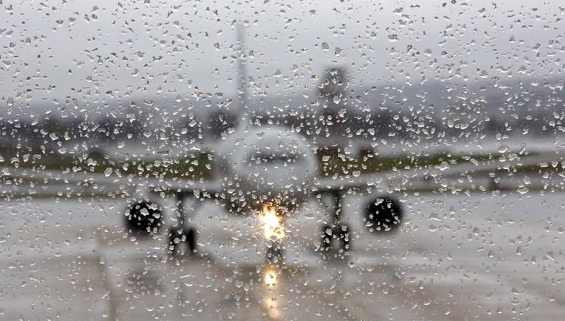 &copy; Reuters. FILE PHOTO: Photographed through raindrops on a window, an airliner arrives at Reagan National Airport in Washington December 23, 2015.   REUTERS/Kevin Lamarque/File Photo