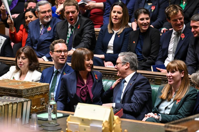 © Reuters. British Prime Minister Keir Starmer and Chancellor of the Exchequer Rachel Reeves react on the day of the Chancellor's Budget Statement at the House of Commons in London, Britain, October 30, 2024. House of Commons/Handout via REUTERS