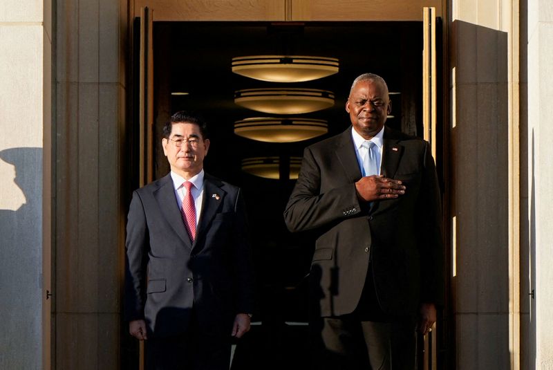 © Reuters. U.S. Defense Secretary Lloyd Austin meets with South Korea's Defense Minister Kim Yong-hyun during the U.S.-ROK Security Consultative Meeting at the Pentagon in Washington, U.S., October 30, 2024. REUTERS/Elizabeth Frantz