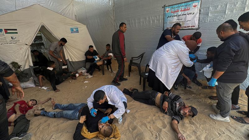 © Reuters. Palestinian assist casualties following an Israeli strike, amid the Israel-Hamas conflict, in Beit Lahiya in the northern Gaza Strip October 30, 2024. REUTERS/Stringer