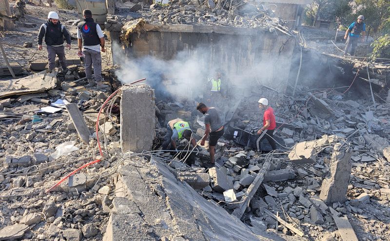 &copy; Reuters. Rescuers work at a site damaged in the aftermath of an Israeli strike in Sohmor, in Lebanon's Bekaa Valley, October 30, 2024. REUTERS/Maher Abou Taleb