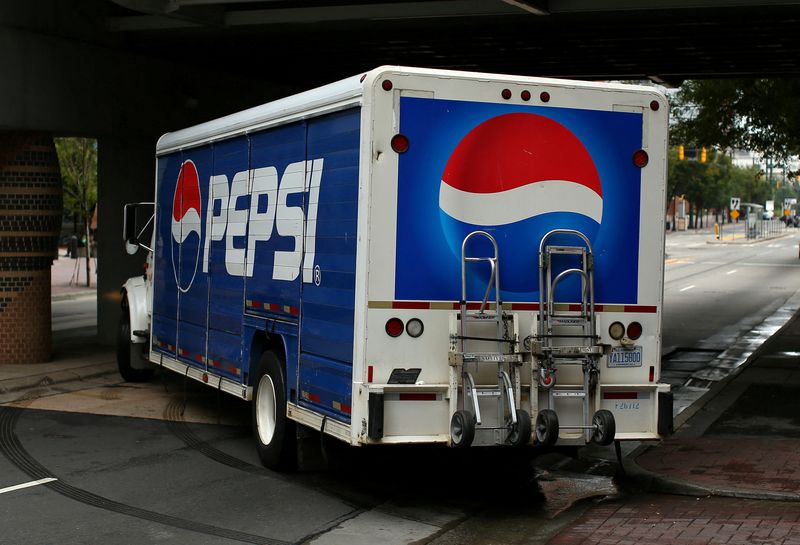 © Reuters. FILE PHOTO: A Pepsi truck is shown in Charlotte, North Carolina, U.S., September 26, 2016. REUTERS/Mike Blake/File Photo