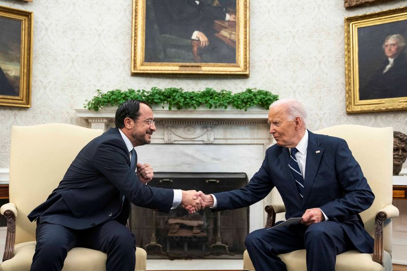 © Reuters. U.S. President Joe Biden meets with Cyprus President Nikos Christodoulides in the Oval Office at the White House in Washington, U.S., October 30, 2024. REUTERS/Nathan Howard