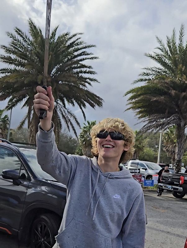 © Reuters. Caleb James Williams, 18, who was arrested for allegedly brandishing a machete at an elderly woman at a polling place in Neptune Beach, Florida, U.S., appears in this undated handout image released on October 30, 2024. Neptune Beach Police Department/Handout via REUTERS