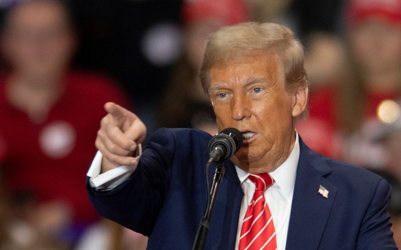 &copy; Reuters. Republican presidential nominee and former U.S. President Donald Trump speaks during a campaign rally at the Rocky Mount Event Center in Rocky Mount, North Carolina, October 30, 2024. REUTERS/Jay Paul