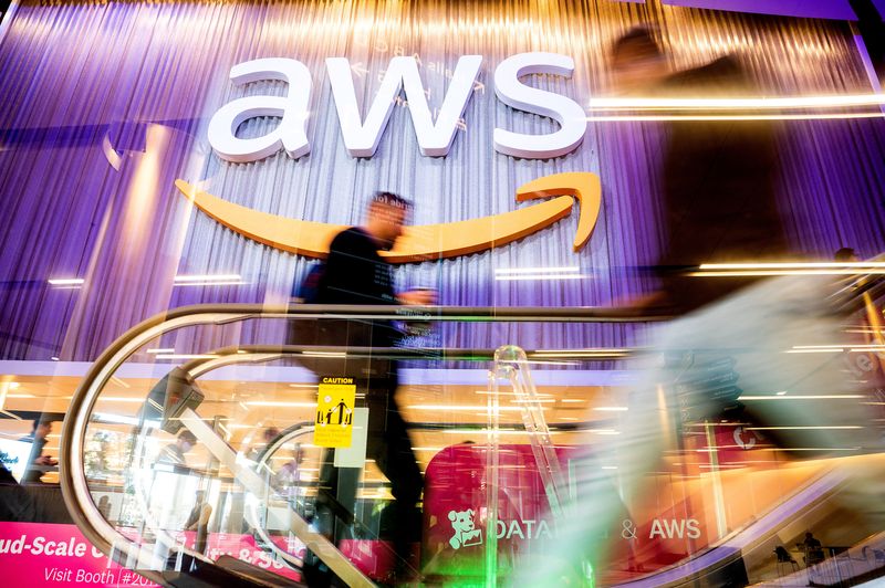 © Reuters. FILE PHOTO: Attendees walk through AWS re:Invent 2022, a conference hosted by Amazon Web Services (AWS), in Las Vegas, Nevada, U.S., November 30, 2022. Noah Berger/AWS/Handout via REUTERS/FIle Photo