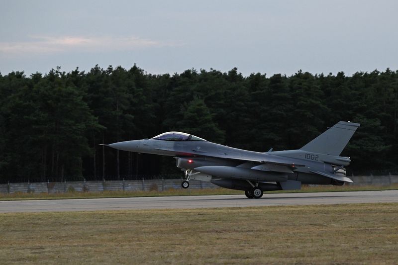 &copy; Reuters. FILE PHOTO: An F-16 flies, on the day of a handover ceremony for two F-16s arriving from the United States to Malacky-Kuchyna Air Base, in Malacky, Slovakia, July 22, 2024. REUTERS/Radovan Stoklasa/File Photo