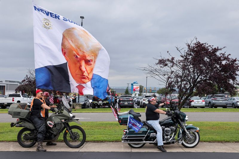 © Reuters. People ride on motorcycles in support of Republican presidential nominee and former U.S. President Donald Trump on the day of his campaign rally in Wilkes-Barre, Pennsylvania, U.S. August 17, 2024. REUTERS/Jeenah Moon/File Photo