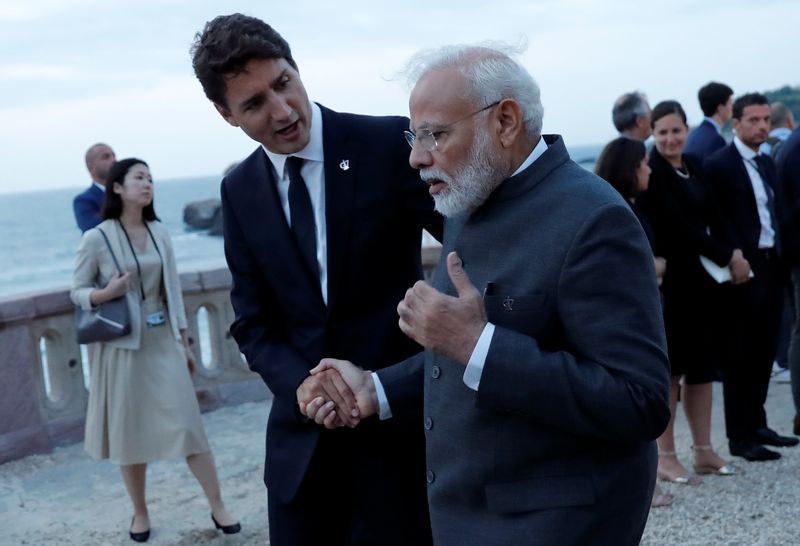 © Reuters. FILE PHOTO: Canada's Prime Minister Justin Trudeau shake hands with Indian Prime Minister Narendra Modi after the family photo with invited guests at the G7 summit in Biarritz, France, August 25, 2019. REUTERS/Carlos Barria/File Photo