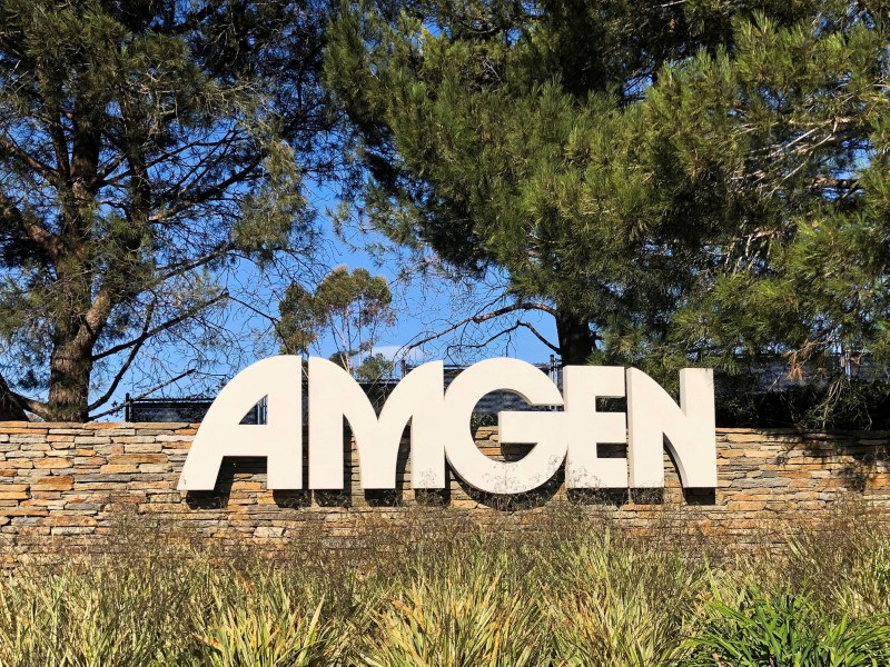 © Reuters. FILE PHOTO: An Amgen sign is seen at the company's headquarters in Thousand Oaks, California, U.S., November 6, 2019. REUTERS/Deena Beasley/File Photo