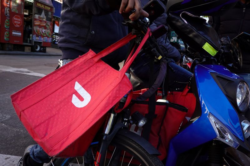 © Reuters. FILE PHOTO: A Doordash delivery bag is seen in Brooklyn, New York City, U.S., May 9, 2022. REUTERS/Andrew Kelly/File Photo