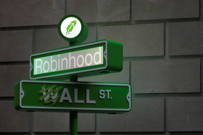 &copy; Reuters. FILE PHOTO: The logo of Robinhood Markets, Inc. is seen at a pop-up event on Wall Street after the company's IPO in New York City, U.S., July 29, 2021.  REUTERS/Andrew Kelly/File Photo