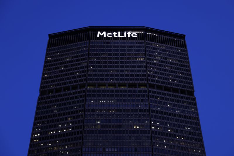 © Reuters. FILE PHOTO: The MetLife Inc building is seen in Manhattan, New York, U.S., December 7, 2021. REUTERS/Andrew Kelly/File Photo