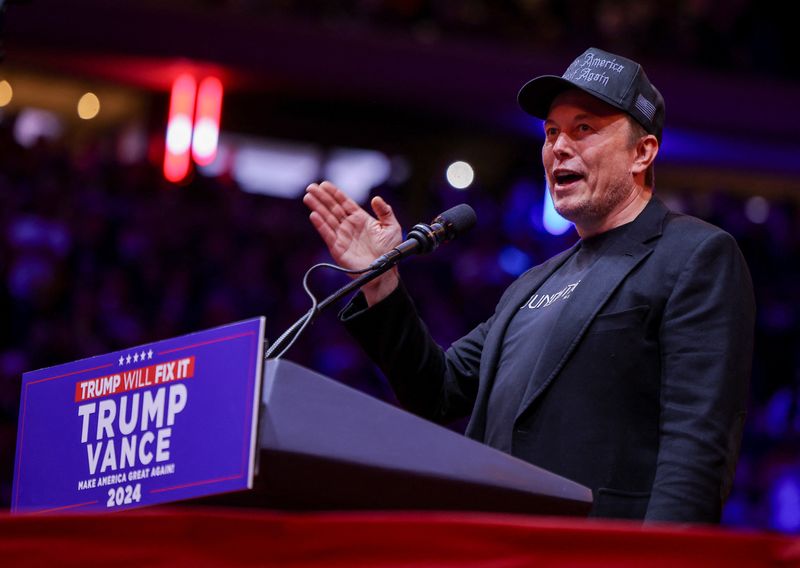 © Reuters. Tesla CEO and X owner Elon Musk speaks during a rally for Republican presidential nominee and former U.S. President Donald Trump at Madison Square Garden, in New York, U.S., October 27, 2024. REUTERS/Carlos Barria