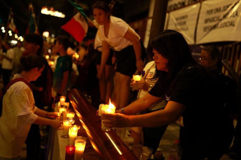 © Reuters. FILE PHOTO: Employees of Mexico's federal judiciary hold candles as they participate in a protest after a highly contested judicial reform proposal was passed in the Senate, in Ciudad Juarez, Mexico, September 11, 2024. REUTERS/Jose Luis Gonzalez/File Photo