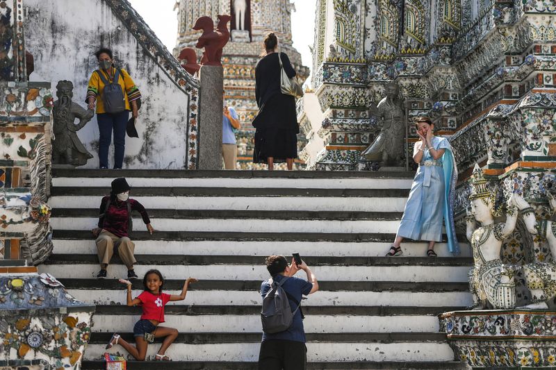 &copy; Reuters. Tourists visit Wat Arun temple in Bangkok, Thailand January 18, 2023. REUTERS/Chalinee Thirasupa/ File photo