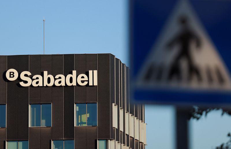 © Reuters. Spanish bank Sabadell is pictured in Sant Cugat del Valles, in the outskirts of Barcelona, Spain, May 2, 2024. REUTERS/Nacho Doce/ File Photo