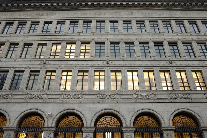 &copy; Reuters. FILE PHOTO: A general view of the Swiss National Bank (SNB) in Zurich October 31, 2013. REUTERS/Arnd Wiegmann/File Photo