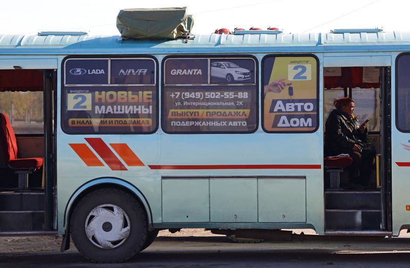 © Reuters. A woman sits inside a bus with a drone jamming device installed on the roof, in the course of the Russia-Ukraine conflict, in Horlivka (Gorlovka) in the Donetsk region, Russian-controlled Ukraine, October 23, 2024. REUTERS/Alexander Ermochenko