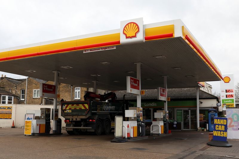 © Reuters. FILE PHOTO: A general view of a Shell's petrol station in South East London, Britain, February 2, 2023. REUTERS/May James/File Photo