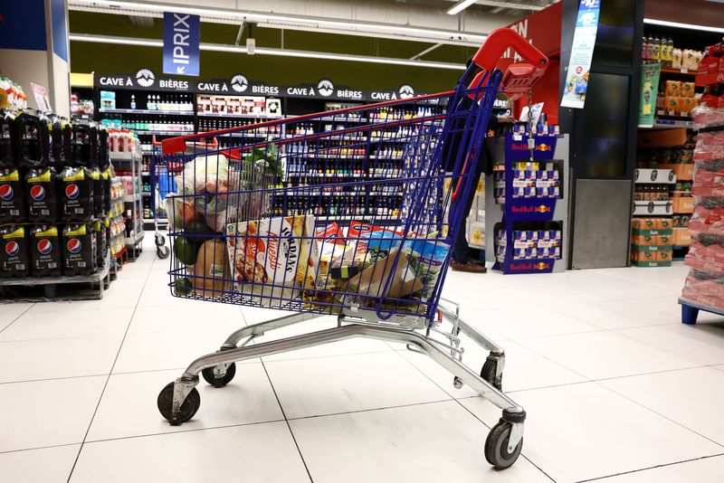 &copy; Reuters. Un carrello della spesa con prodotti alimentari in un ipermercato Carrefour a Parigi, Francia, 4 gennaio 2024. REUTERS/Stephanie Lecocq/Fotogramma