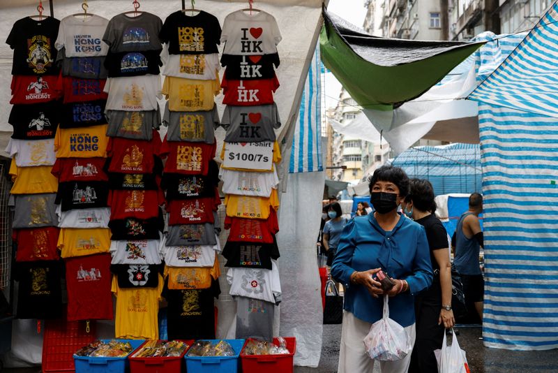 © Reuters. People walk at the Ladies' Market, a popular tourist attraction, in Mongkok, Hong Kong, China April 23, 2024. REUTERS/Tyrone Siu/ File Photo