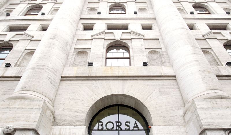 &copy; Reuters. L'edificio della Borsa di Milano nel centro di Milano il 18 marzo 2013. REUTERS/Alessandro Garofalo (ITALY - Tags: BUSINESS)