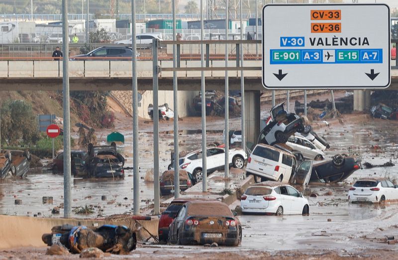 &copy; Reuters. Damaged cars are seen along a road affected by torrential rains that caused flooding, on the outskirts of Valencia, Spain, October 31, 2024. REUTERS/Eva Manez    