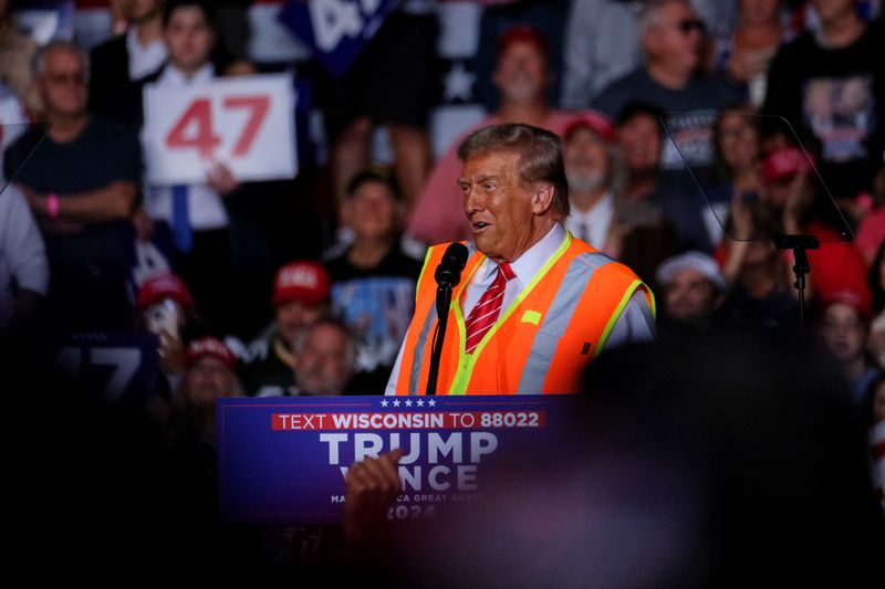 © Reuters. Republican presidential nominee and former U.S. President Donald Trump campaigns in Green Bay, Wisconsin, U.S. October 30, 2024.  REUTERS/Joel Angel Juarez