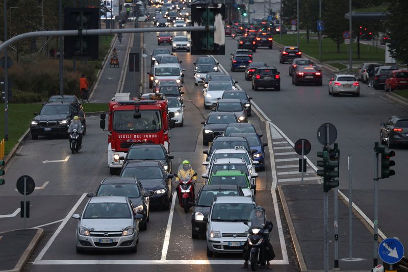 &copy; Reuters. Auto in attesa nel traffico in una strada vicino al quartiere di Porta Nuova a Milano, Italia, 25 ottobre 2023. REUTERS/Claudia Greco/File Photo