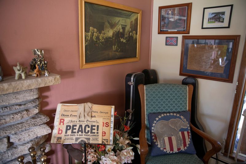 © Reuters. The interior of poll watcher Jefferson Davis’ home in Menomonee Falls, ahead of the U.S. presidential election in Milwaukee, Wisconsin, U.S. October 19, 2024.  REUTERS/Daniel Steinle