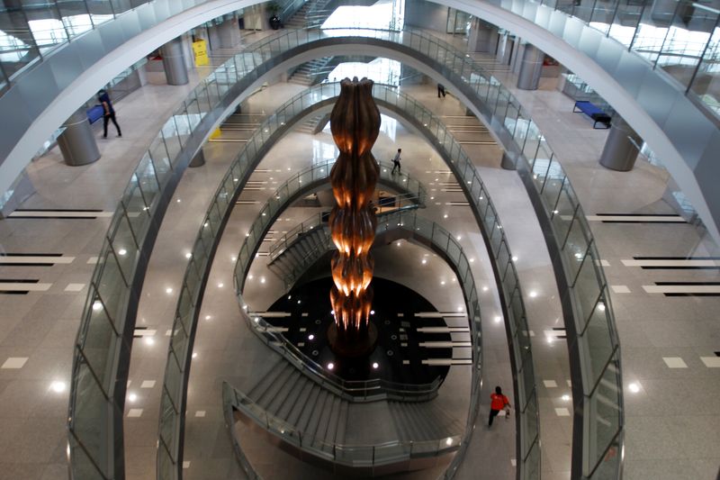 © Reuters. People walk inside the Bank of Thailand in Bangkok, Thailand, August 5, 2016.  REUTERS/Chaiwat Subprasom/File Photo