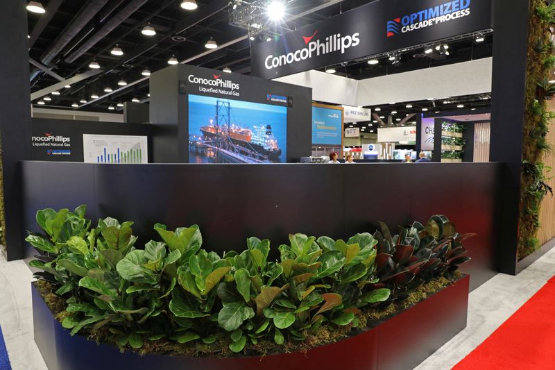 © Reuters. Plants are displayed at the booth of American exploration and production of oil and natural gas company ConocoPhillips during the LNG 2023 energy trade show in Vancouver, British Columbia, Canada, July 12, 2023. REUTERS/Chris Helgren/File Photo