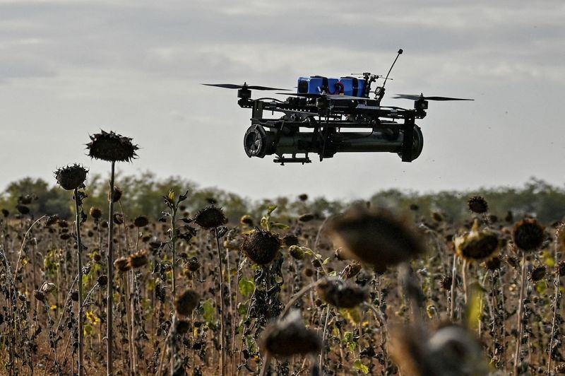 © Reuters. FILE PHOTO: An FPV drone with an attached portable grenade launcher is seen during a test fly conducted by Ukrainian servicemen of the 'Bulava' Unmanned Aerial Vehicles Unit of the Separate Presidential Brigade at their position near a frontline, amid Russia's attack on Ukraine, in Zaporizhzhia region, Ukraine October 11, 2024. REUTERS/Stringer/File Photo